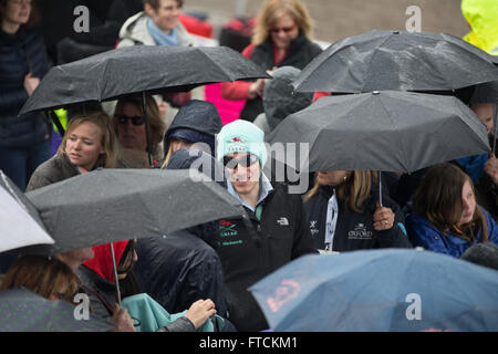 La Thames Tideway, Londres, Royaume-Uni. Mar 27, 2016. Le Cancer Research UK Boat Race. Les spectateurs attendent pour commencer la course dans des conditions humides Credit : Action Plus Sport/Alamy Live News Banque D'Images