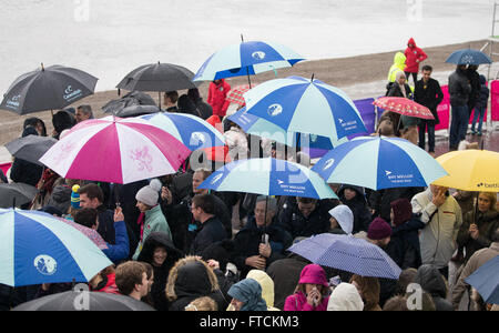 La Thames Tideway, Londres, Royaume-Uni. Mar 27, 2016. Le Cancer Research UK Boat Race. Les spectateurs attendent la race pour démarrer par temps humide : Action Crédit Plus Sport/Alamy Live News Banque D'Images