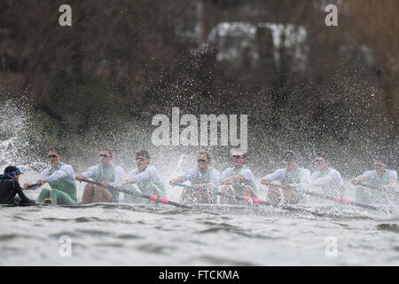 Londres, Royaume-Uni. 27 mars, 2016. La Boat Race. Le Cancer Research UK des courses de bateaux en 2016. Tenue sur le Tideway, Tamise entre Putney et Mortlake, Londres, Angleterre, Royaume-Uni. L'Université d'Oxford OUBC Bleu Bateau équipage :-) Bow McKirdy George ; 2) James White ; 3) Morgan Gerlak ; 4) Joshua Bugajski ; 5) Leo Carrington ; 6) Jørgen Tveit ; 7) James Cook ; Course) Nik Hazell ; Cox) Sam Collier ; entraîneur en chef) Sean Bowden. Credit : Duncan Grove/Alamy Live News Banque D'Images