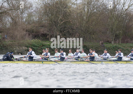 Londres, Royaume-Uni. 27 mars, 2016. La Boat Race. Le Cancer Research UK des courses de bateaux en 2016. Tenue sur le Tideway, Tamise entre Putney et Mortlake, Londres, Angleterre, Royaume-Uni. L'Université d'Oxford OUBC Bleu Bateau équipage :-) Bow McKirdy George ; 2) James White ; 3) Morgan Gerlak ; 4) Joshua Bugajski ; 5) Leo Carrington ; 6) Jørgen Tveit ; 7) James Cook ; Course) Nik Hazell ; Cox) Sam Collier ; entraîneur en chef) Sean Bowden. Credit : Duncan Grove/Alamy Live News Banque D'Images