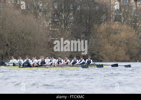 Londres, Royaume-Uni. 27 mars, 2016. La Boat Race. Le Cancer Research UK des courses de bateaux en 2016. Tenue sur le Tideway, Tamise entre Putney et Mortlake, Londres, Angleterre, Royaume-Uni. L'Université d'Oxford OUBC Bleu Bateau équipage :-) Bow McKirdy George ; 2) James White ; 3) Morgan Gerlak ; 4) Joshua Bugajski ; 5) Leo Carrington ; 6) Jørgen Tveit ; 7) James Cook ; Course) Nik Hazell ; Cox) Sam Collier ; entraîneur en chef) Sean Bowden. Credit : Duncan Grove/Alamy Live News Banque D'Images