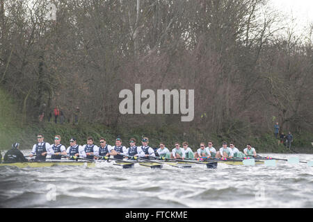 Londres, Royaume-Uni. 27 mars, 2016. La Boat Race. Le Cancer Research UK des courses de bateaux en 2016. Tenue sur le Tideway, Tamise entre Putney et Mortlake, Londres, Angleterre, Royaume-Uni. L'Université d'Oxford OUBC Bleu Bateau équipage :-) Bow McKirdy George ; 2) James White ; 3) Morgan Gerlak ; 4) Joshua Bugajski ; 5) Leo Carrington ; 6) Jørgen Tveit ; 7) James Cook ; Course) Nik Hazell ; Cox) Sam Collier ; entraîneur en chef) Sean Bowden. Credit : Duncan Grove/Alamy Live News Banque D'Images