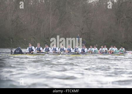 Londres, Royaume-Uni. 27 mars, 2016. La Boat Race. Le Cancer Research UK des courses de bateaux en 2016. Tenue sur le Tideway, Tamise entre Putney et Mortlake, Londres, Angleterre, Royaume-Uni. L'Université d'Oxford OUBC Bleu Bateau équipage :-) Bow McKirdy George ; 2) James White ; 3) Morgan Gerlak ; 4) Joshua Bugajski ; 5) Leo Carrington ; 6) Jørgen Tveit ; 7) James Cook ; Course) Nik Hazell ; Cox) Sam Collier ; entraîneur en chef) Sean Bowden. Credit : Duncan Grove/Alamy Live News Banque D'Images