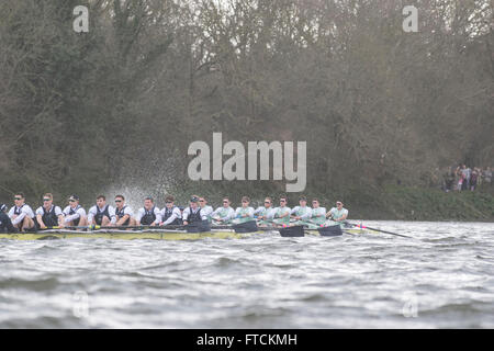 Londres, Royaume-Uni. 27 mars, 2016. La Boat Race. Le Cancer Research UK des courses de bateaux en 2016. Tenue sur le Tideway, Tamise entre Putney et Mortlake, Londres, Angleterre, Royaume-Uni. L'Université d'Oxford OUBC Bleu Bateau équipage :-) Bow McKirdy George ; 2) James White ; 3) Morgan Gerlak ; 4) Joshua Bugajski ; 5) Leo Carrington ; 6) Jørgen Tveit ; 7) James Cook ; Course) Nik Hazell ; Cox) Sam Collier ; entraîneur en chef) Sean Bowden. Credit : Duncan Grove/Alamy Live News Banque D'Images