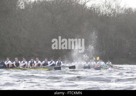 Londres, Royaume-Uni. 27 mars, 2016. La Boat Race. Le Cancer Research UK des courses de bateaux en 2016. Tenue sur le Tideway, Tamise entre Putney et Mortlake, Londres, Angleterre, Royaume-Uni. L'Université d'Oxford OUBC Bleu Bateau équipage :-) Bow McKirdy George ; 2) James White ; 3) Morgan Gerlak ; 4) Joshua Bugajski ; 5) Leo Carrington ; 6) Jørgen Tveit ; 7) James Cook ; Course) Nik Hazell ; Cox) Sam Collier ; entraîneur en chef) Sean Bowden. Credit : Duncan Grove/Alamy Live News Banque D'Images