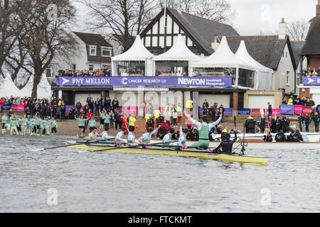 Londres, Royaume-Uni. 27 mars, 2016. La Boat Race. Le Cancer Research UK des courses de bateaux en 2016. Tenue sur le Tideway, Tamise entre Putney et Mortlake, Londres, Angleterre, Royaume-Uni. L'Université d'Oxford OUBC Bleu Bateau équipage :-) Bow McKirdy George ; 2) James White ; 3) Morgan Gerlak ; 4) Joshua Bugajski ; 5) Leo Carrington ; 6) Jørgen Tveit ; 7) James Cook ; Course) Nik Hazell ; Cox) Sam Collier ; entraîneur en chef) Sean Bowden. Credit : Duncan Grove/Alamy Live News Banque D'Images