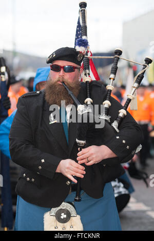 Falls Road, Belfast, Royaume-Uni 27 mars 2016 UN Piper de l'Insurrection de Pâques 100e anniversaire du Crédit : Bonzo/Alamy Live News Banque D'Images