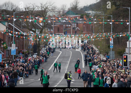 Falls Road, Belfast, Royaume-Uni 27 mars 2016 une grande foule lors de l'Insurrection de Pâques 100e anniversaire du Crédit : Bonzo/Alamy Live News Banque D'Images