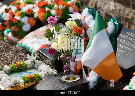 Falls Road, Belfast, Royaume-Uni 27 mars 2016 Fleurs au complot républicain à l'Insurrection de Pâques 100e anniversaire du Crédit : Bonzo/Alamy Live News Banque D'Images