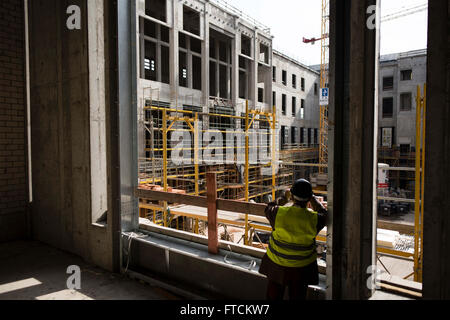 Berlin, Allemagne. Mar 27, 2016. Un visiteur de porter un gilet de sécurité et un casque prend des photos de la ville de Berlin Palace site de construction, à Berlin, Allemagne, 27 mars 2016. Photo : GREGOR FISCHER/dpa/Alamy Live News Banque D'Images