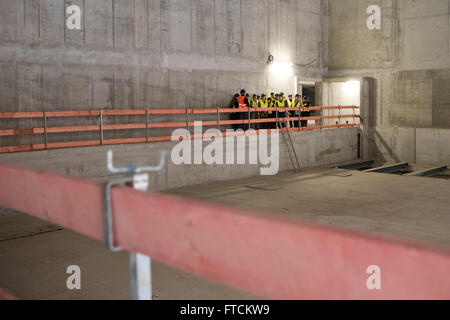 Berlin, Allemagne. Mar 27, 2016. Un groupe de visiteurs prend un tour de la ville de Berlin Palace site de construction, à Berlin, Allemagne, 27 mars 2016. Photo : GREGOR FISCHER/dpa/Alamy Live News Banque D'Images