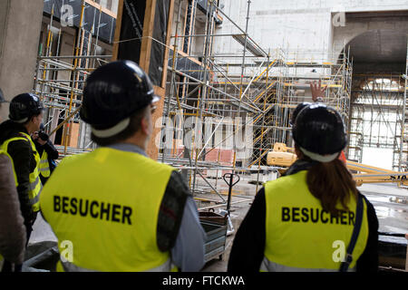 Berlin, Allemagne. Mar 27, 2016. Un groupe de visiteurs prend un tour de la ville de Berlin Palace site de construction, à Berlin, Allemagne, 27 mars 2016. Photo : GREGOR FISCHER/dpa/Alamy Live News Banque D'Images