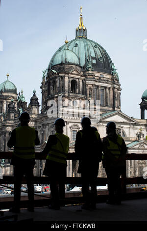 Berlin, Allemagne. Mar 27, 2016. Un groupe de visiteurs ressemble à la Cathédrale de Berlin pendant une visite de la ville de Berlin Palace site de construction, à Berlin, Allemagne, 27 mars 2016. Photo : GREGOR FISCHER/dpa/Alamy Live News Banque D'Images