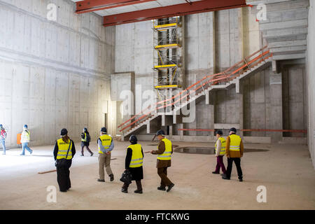 Berlin, Allemagne. Mar 27, 2016. Un groupe de visiteurs prend un tour de la ville de Berlin Palace site de construction, à Berlin, Allemagne, 27 mars 2016. Photo : GREGOR FISCHER/dpa/Alamy Live News Banque D'Images