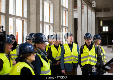 Berlin, Allemagne. Mar 27, 2016. Klaus Bohl (3-R), maire de la ville allemande Bad Salzungen, et son partenaire Kathrin Reissbach (4-R), avec d'autres, faire un tour de la ville de Berlin Palace site de construction, à Berlin, Allemagne, 27 mars 2016. Photo : GREGOR FISCHER/dpa/Alamy Live News Banque D'Images