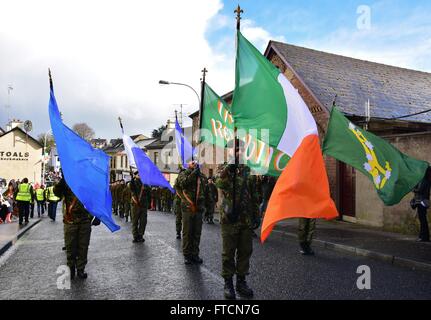 Coalisland, Royaume-Uni. Mar 27, 2016. Le Comité de commémoration nationale républicaine a tenu un dévouement Easter Rising parade à Coalisland le dimanche de Pâques au milieu de forte présence policière. 1000's ont marché dans la période et la tenue militaire ont défilé de Clonoe Chapelle au quartier street dans le centre-ville Crédit : Mark Winter/Alamy Live News Banque D'Images