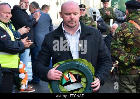 Coalisland, Royaume-Uni. Mar 27, 2016. Kevin Murphy républicaine avec une guirlande de souvenir dans Coalisland. Le Comité de commémoration nationale républicaine a tenu un dévouement Easter Rising parade à Coalisland le dimanche de Pâques Crédit : Mark Winter/Alamy Live News Banque D'Images