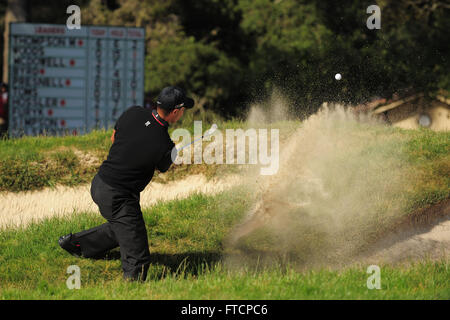 San Francisco, CA, USA. 15 Juin, 2012. Tiger Woods s'agenouille pour frapper d'un côté vert-bunker sur le 16ème trou au cours de la deuxième série de la 112e à la U.S. Open Club olympique le 15 juin 2012 à San Francisco. ZUMA PRESS/ Scott A. Miller © Scott A. Miller/ZUMA/Alamy Fil Live News Banque D'Images