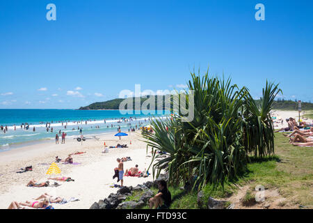 Les vacanciers sur la plage principale de Byron Bay sur la côte nord de la Nouvelle-Galles du Sud, Australie Banque D'Images