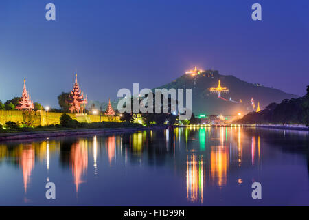 Au Myanmar, Mandalay Mandalay Hill et le palais des douves. Banque D'Images