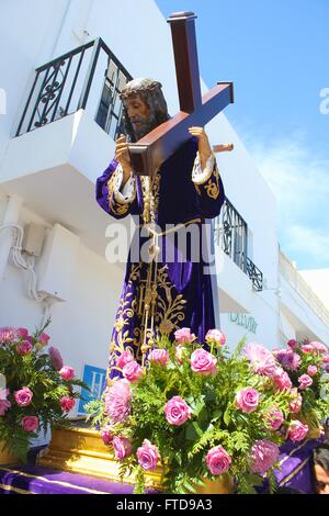 La procession du Vendredi Saint suit Jésus et la croix à travers les rues de Mojacar, Espagne en Semaine Sainte Banque D'Images