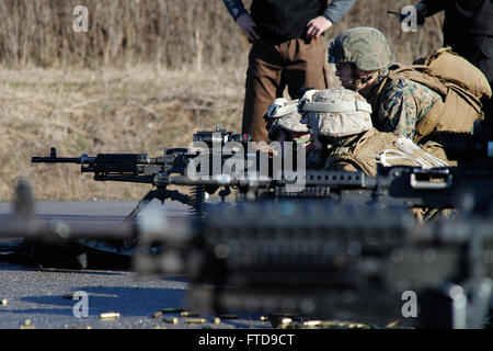 Bucarest, Roumanie (fév. 26, 2015) Les Marines américains du détachement de garde de sécurité maritime à l'ambassade des États-Unis à Bucarest, Roumanie, le feu d'une mitrailleuse M240 au service roumain de renseignement de tir à Bucarest, le 26 février 2015. Les Marines menées armes entraînement avec les forces du pays hôte au cours d'un engagement de l'ambassade de familiariser les deux forces sur les armes normalement utilisé pendant les opérations de sécurité. (U.S. Marine Corps photo par le Sgt. Esdras Ruano/libérés) Banque D'Images