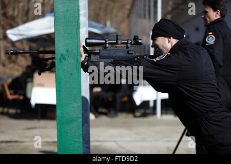 Bucarest, Roumanie (fév. 26, 2015) service roumain de renseignement tireurs d'démontrer leur adresse au tir à l'US Marines du parc Alpha de l'équipe de sécurité anti-terroristes Company Europe (FASTEUR), base navale de la Rota, au SRI tir à Bucarest, Roumanie, 26 février 2015. FASTEUR Marines menées armes entraînement avec les forces du pays hôte au cours d'un engagement de l'ambassade de familiariser les deux forces sur les armes normalement utilisé pendant les opérations de sécurité. (U.S. Marine Corps photo par le Sgt. Esdras Ruano/libérés) Banque D'Images