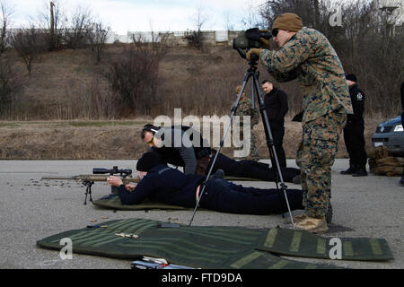 Bucarest, Roumanie (fév. 26, 2015) de la Marine américaine lance le Cpl. Matthieu à l'ouest de la flotte Alpha de l'équipe de sécurité anti-terroristes Company Europe (FASTEUR), base navale de la Rota, agit comme un guetteur pour un membre de l'service roumain de renseignements (SRI) tournage un M110 SASS fusil de sniper, utilisé par les tireurs désignés des pelotons rapides au SRI tir à Bucarest, Roumanie, 26 février 2015. FASTEUR Marines menées armes entraînement avec les forces du pays hôte au cours d'un engagement de l'ambassade de familiariser les deux forces sur les armes normalement utilisé pendant les opérations de sécurité. (U.S. M Banque D'Images