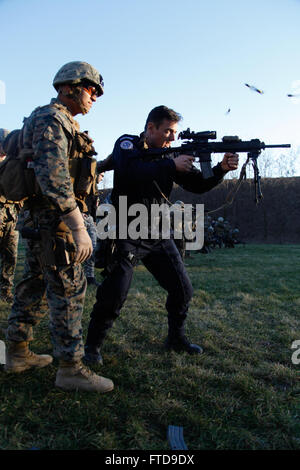 150226-M-XZ244-545 Bucarest, Roumanie (fév. 26, 2015) U.S. Marine Cpl. Wilber Solares de flotte Alpha de l'équipe de sécurité anti-terroristes Company Europe (FASTEUR), base navale de Rota, agit en tant qu'assistant l'artilleur tandis qu'un membre de la Romanian Jandarmeria tire une M27 carabine automatique au service roumain de renseignement de tir à Bucarest, Roumanie, 26 février 2015. FASTEUR Marines menées armes entraînement avec les forces du pays hôte au cours d'un engagement de l'ambassade de familiariser les deux forces sur les armes normalement utilisé pendant les opérations de sécurité. (U.S. Marine Corps photo par le Sgt. Esdra Banque D'Images