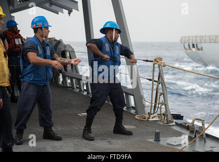 150227-N-JN664-045 MER MÉDITERRANÉE (fév. 27, 2015) Maurice Marin, murs de Columbus, Ohio, droite, sert de gréeur à bord du USS Donald Cook (DDG 75) au cours d'un ravitaillement en mer avec le ravitaillement de la flotte militaire commande de réapprovisionnement oiler USNS John Lenthall (T-AO-189), le 27 février 2015. Donald Cook, une classe Arleigh Burke destroyer lance-missiles de l'avant-déployé à Rota, Espagne, mène des opérations navales dans la sixième flotte américaine zone d'opérations à l'appui de la sécurité nationale des États-Unis en Europe. (U.S. Photo par marine Spécialiste de la communication de masse 2e classe Karolina A. Oseguera/Releas Banque D'Images