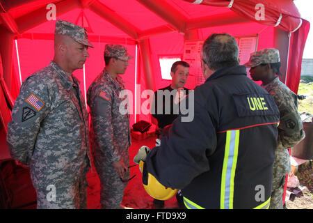 150310-A-NP785-122 MANZARES, Espagne (10 mars 2015) Les membres d'un groupe de travail mixte composé de marins de la Marine américaine à partir de la Task Force 68 à la station navale de Rota, Espagne, des soldats de l'Armée américaine à partir de la 7ème commande soutien civil à Kaiserslautern, Allemagne, et le personnel de l'Armée de l'air participent à la planification de gestion des conséquences à l'étranger 10 mars 2015, au cours de l'espagnol annuel de l'unité militaire d'urgence Série GAMMA, de l'exercice 2015 DAIMIEL. L'exercice était axé sur l'aide humanitaire et secours en cas de catastrophe. (U.S. Photo de l'armée par le Sgt. 1re classe Matthieu Chlosta/libérés) Banque D'Images