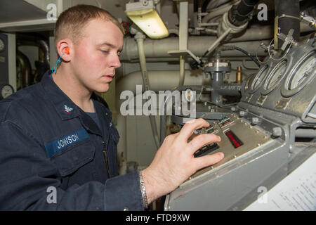 150311-N-XB010-032 GAETA, Italie (mars 11, 2015) d'un dommage Controlman 3 Classe James Johnson, de Spartanburg, Caroline du Sud, les chèques pour les jauges du compresseur d'air basse pression à bord de l'USS Laboon (DDG 58) Mars 11, 2015. Laboon, une classe Arleigh Burke destroyer lance-missiles homeported à Norfolk, mène des opérations navales dans la sixième flotte américaine zone d'opérations à l'appui de la sécurité nationale des États-Unis en Europe. (U.S. Photo par marine Spécialiste de la communication de masse de la classe 3e Desmond Parcs/libéré) Banque D'Images