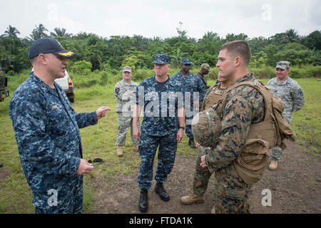 150314-N-JP249-039 ISSONGO, Cameroun (14 mars 2015) 6e vice-commandant de la flotte américaine Adm arrière. Tom Reck, centre, et Task Force 63, le Capt John Rinko parler avec des marines américains le 14 mars 2015 Partenariat pour l'Afrique au cours de la station Issongo, Cameroun. Partenariat Afrique .Station, une collaboration internationale, programme de renforcement des capacités est en cours avec un déploiement prévu par le Commandement du transport maritime militaire conjointe du bateau à grande vitesse l'USNS Lance (JHSV 1). (U.S. Photo par marine Spécialiste de la communication de masse 2e classe Kenan O'Connor/libérés) Banque D'Images