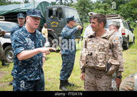 150314-N-JP249-045 ISSONGO, Cameroun (14 mars 2015) 6e vice-commandant de la flotte américaine Adm arrière. Tom Reck, gauche, parle avec le capitaine de marine espagnol Amado Audrue 14 mars 2015, en Issongo, au Cameroun, au cours de la station du Partenariat pour l'Afrique. Partenariat de l'Afrique, une collaboration internationale, programme de renforcement des capacités est en cours avec un déploiement prévu par le Commandement du transport maritime militaire conjointe du bateau à grande vitesse l'USNS Lance (JHSV 1). (U.S. Photo par marine Spécialiste de la communication de masse 2e classe Kenan O'Connor/libérés) Banque D'Images