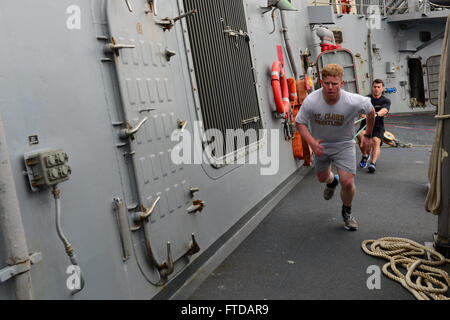 150328-N-XB010-134 MER MÉDITERRANÉE (28 mars 2015) Le lieutenant j. g. Tom Oswald, de Saint-Cloud, en Floride, d'exercices en effectuant des sprints a résisté avec l'aide de l'Ensign Joseph Lillie, de Lakewood, Ohio, sur l'USS Laboon (DDG 58) Mars 28, 2015 weatherdeck. Laboon, une classe Arleigh Burke destroyer lance-missiles, homeported à Norfolk, mène des opérations navales dans la sixième flotte américaine zone d'opérations à l'appui de la sécurité nationale des États-Unis en Europe. (U.S. Photo par marine Spécialiste de la communication de masse de la classe 3e Desmond Parcs) Banque D'Images