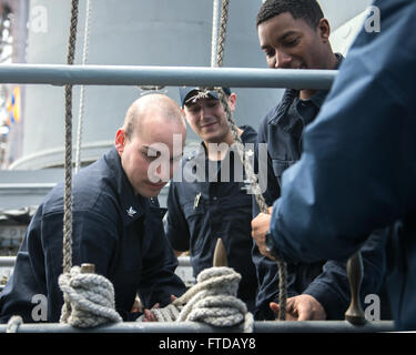 150331-N-PJ969-368 OCÉAN ATLANTIQUE (31 mars 2015) - Les Marins drapeaux lors d'un levage exercice de communication de navigation à bord du croiseur lance-missiles USS Anzio (CG 68). Anzio est en route pour l'Ecosse, de participer à des guerrier, un Royaume Uni-led coopération multinationale semi-annuels exercice d'entraînement. (U.S. Photo par marine Spécialiste de la communication de masse 2e classe Abe McNatt/libérés) Banque D'Images