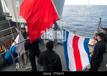 150331-N-PJ969-388 OCÉAN ATLANTIQUE (31 mars 2015) - Les Marins drapeaux lors d'un levage exercice de communication de navigation à bord du croiseur lance-missiles USS Anzio (CG 68). Anzio est en route pour l'Ecosse, de participer à des guerrier, un Royaume Uni-led coopération multinationale semi-annuels exercice d'entraînement. (U.S. Photo par marine Spécialiste de la communication de masse 2e classe Abe McNatt/libérés) Banque D'Images