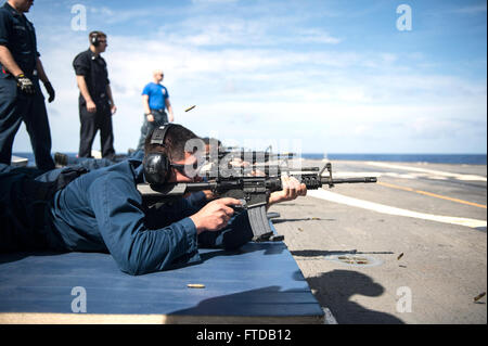 150401-N-PJ969-076 OCÉAN ATLANTIQUE (1er avril 2015) - Les marins participent à la formation de qualification les armes à bord du croiseur lance-missiles USS Anzio (CG 68). Anzio est en route pour l'Ecosse, de participer à des guerrier, un Royaume Uni-led coopération multinationale semi-annuels exercice d'entraînement. (U.S. Photo par marine Spécialiste de la communication de masse 2e classe Abe McNatt/libérés) Banque D'Images