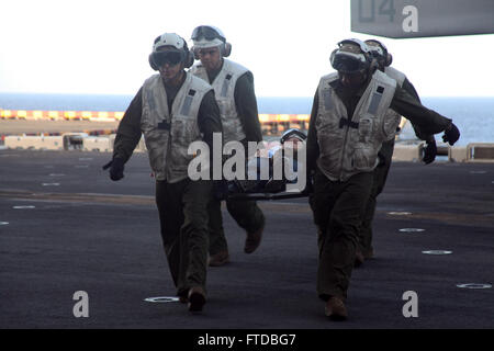 Océan Indien (20 juillet 2015) Lutte contre les Marines cargo transporter une victime simulée dans une zone de triage à bord du navire d'assaut amphibie USS Essex (DG 2). Lutter contre les Marines du fret déchargé victimes simulées à partir d'un aéronef et les a amenés à l'Essex personnel médical pour d'autres soins. Éléments de la 15e MEU, basé à Camp Pendleton, en Californie, et embarquée à bord de l'Essex, mènent des opérations navales dans la 6ème zone d'opérations de la flotte à l'appui des intérêts de sécurité nationale des États-Unis en Europe et en Afrique. (U.S. Marine Corps photo par le s.. Miguel Carrasco/libérés) Banque D'Images
