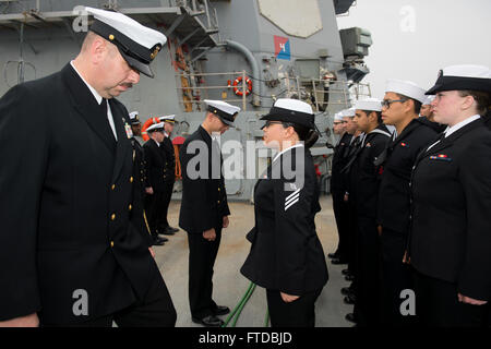 150416-N-FQ994-049 MER MÉDITERRANÉE (16 avril 2015), USS Ross (DDG 71) Master Chief Ricardo Galvin, centre-gauche, et chef technicien cryptographique Eduardo Modero, de Trujillo Alto, Puetro Rico, centre-droit, l'administration d'un uniforme bleu robe divisionnaire inspection à bord du navire le 16 avril 2015. Ross, une classe Arleigh Burke destroyer lance-missiles, l'avant-déployé à Rota, Espagne, mène des opérations navales dans la sixième flotte américaine zone d'opérations à l'appui de la sécurité nationale des États-Unis en Europe. (U.S. Photo par marine Spécialiste de la communication de masse 3e classe Robert S. Price/ Banque D'Images