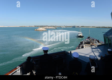 150430-N-PJ969-084 ROTA, ESPAGNE (30 avril 2015), USS Porter (DDG 78) arrive à la base navale de Rota, Espagne, le 30 avril 2015. Porter est le troisième des quatre de la classe Arleigh Burke destroyers lance-missiles d'être l'avant-déployés à Rota, Espagne, dans le cadre de l'approche adaptative progressive européenne à la défense antimissile balistique en Europe. (U.S. Photo par marine Spécialiste de la communication de masse 2e classe Abe McNatt/libérés) Banque D'Images