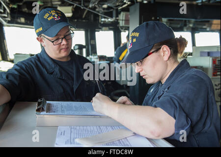 150504-N-XB010-077 La baie de Souda, la Grèce (4 mai 2015) Yeoman 2e classe Lindsei Spagnola, de Saint-Pétersbourg, Floride, enregistre toutes les commandes de navigation sont passés par le pont à bord du USS Laboon (DDG 58) que le navire quitte la baie de Souda, la Grèce le 4 mai 2015. Laboon, une classe Arleigh Burke destroyer lance-missiles, homeported à Norfolk, mène des opérations navales dans la sixième flotte américaine zone d'opérations à l'appui de la sécurité nationale des États-Unis en Europe. (U.S. Photo par marine Spécialiste de la communication de masse de la classe 3e Desmond Parcs/libéré) Banque D'Images