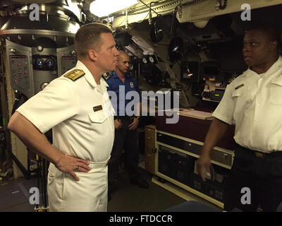 150508-N-ZZ999-001 SIMONS Town, Afrique du Sud (8 mai 2015) 6e vice-commandant de la flotte américaine Adm arrière. Tom Reck, gauche, parle avec le Cmdr. Thamsanqa Matsane à bord du sous-marin de la marine sud-africaine Queen Modjadji SAS (S103) lors d'une visite, l'engagement du chef du 8 mai 2015. (U.S. Photo de la marine/libérés) Banque D'Images