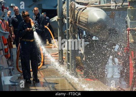 150516-N-FQ994-153 MER MÉDITERRANÉE (16 mai 2015) Premier maître de Manœuvre de Ferah, Munira de San Jose, Californie, participe à un lavage à l'eau douce à bord de l'USS Ross (DDG 71) 16 mai 2015. Ross, une classe Arleigh Burke destroyer lance-missiles, l'avant-déployé à Rota, Espagne, mène des opérations navales dans la sixième flotte américaine zone d'opérations à l'appui de la sécurité nationale des États-Unis en Europe. (U.S. Photo par marine Spécialiste de la communication de masse 3e classe Robert S. Price/libérés) Banque D'Images