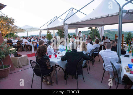 150529-N-OX801-189 NAPLES, ITALIE (29 mai 2015) Commander, U.S. Naval Forces Sma Europe-afrique. Mark Ferguson fournit des commentaires au cours d'une bataille de Midway dining out event à Naples, Italie, le 29 mai 2015. La salle à manger out a commémoré le 73e anniversaire de la Bataille de Midway. (U.S. Photo par marine Spécialiste de la communication de masse 2e classe Daniel P. Schumacher/libérés) Banque D'Images