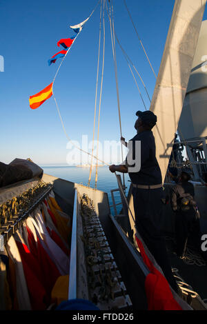 150601-N-FQ994-496 MER NOIRE (1 juin 2015) Chef de quartier-maître Anthony Kurt de Detroit, Michigan, participe à un exercice de levage du pavillon à bord du USS Ross (DDG 71) au cours d'un exercice en cours avec la frégate de la marine ukrainienne Sahaydachniy Hetman (U 130) 1 er juin 2015. Ross, une classe Arleigh Burke destroyer lance-missiles, l'avant-déployé à Rota, Espagne, mène des opérations navales dans la sixième flotte américaine zone d'opérations à l'appui de la sécurité nationale des États-Unis en Europe. (U.S. Photo par marine Spécialiste de la communication de masse 3e classe Robert S. Price/libérés) Banque D'Images