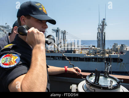 150604-N-FQ994-157 MER MÉDITERRANÉE (4 juin 2015) l'espagnol de l'Académie Navale aspirant de Tirso de Gracia, de Madrid, Espagne, communique avec l'USNS John Lenthall (T-AO 189) alors qu'à bord du USS Ross (DDG 71) 4 juin 2015 au cours d'une reconstitution en cours. Ross, une classe Arleigh Burke destroyer lance-missiles, l'avant-déployé à Rota, Espagne, mène des opérations navales dans la sixième flotte américaine zone d'opérations à l'appui de la sécurité nationale des États-Unis en Europe. (U.S. Photo par marine Spécialiste de la communication de masse 3e classe Robert S. Price/libérés) Banque D'Images