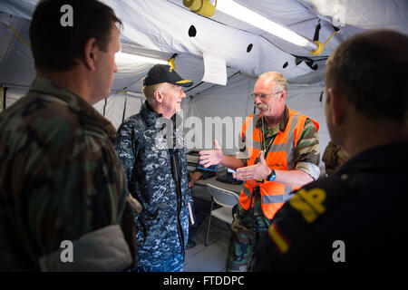 150615-N-AZ513-144 USTKA Pologne (15 juin 2015) Royal Netherland's Marine Corps, le Lieutenant-colonel Stephan Blaas décrit le fonctionnement de l'assaut amphibie exercice pour vice Adm. James Foggo, commandant des forces navales de l'OTAN et de l'appui remarquable, (à gauche) au Camp Gorsko au Ustka Gamme de formation lors de l'exercice Baltic Operations (2015) BALTOPS. BALTOPS est un exercice multinational annuel conçu pour accroître la flexibilité et l'interopérabilité, ainsi qu'une preuve de la détermination des forces des pays alliés et des pays partenaires pour défendre la région de la Baltique. (US Navy photo de Mass Communication Specialist 2e classe John Banque D'Images