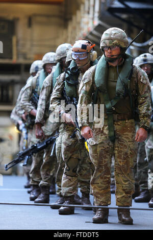 150616-M-OM669-017 Ustka, Pologne (16 juin 2015) British Royal Marine Commando jeunes officiers insérer dans la plage pour se préparer à l'atterrissage amphibie à Ustka, Pologne, le 16 juin. Le débarquement amphibie fait partie d'un, BALTOPS récurrents chaque année un exercice multinational visant à accroître la flexibilité et l'interopérabilité, ainsi qu'une preuve de la détermination des forces des pays alliés et des pays partenaires pour défendre la région de la Baltique. (U.S. Marine Corps photo de 1er lieutenant Sarah E. Burns) Banque D'Images