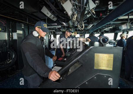 150621-N-XB010-103 DARDANELLES SRAIT (21 juin 2015) Gunner's Mate 3 Classe Matthieu Tanner, de San Jacinto, California, à gauche, le mans lee helm alors que Technicien en système de turbine à gaz (électrique) 2e classe Chase Bateman, de Durham, Caroline du Nord, mans la barre pendant la traversée du détroit des Dardanelles en route vers la mer Noire USS Laboon (DDG 58) Juin 21, 2015. Laboon, une classe Arleigh Burke destroyer lance-missiles, homeported à Norfolk, mène des opérations navales dans la sixième flotte américaine zone d'opérations à l'appui de la sécurité nationale des États-Unis en Europe. (U.S. Photo de la marine en masse Banque D'Images